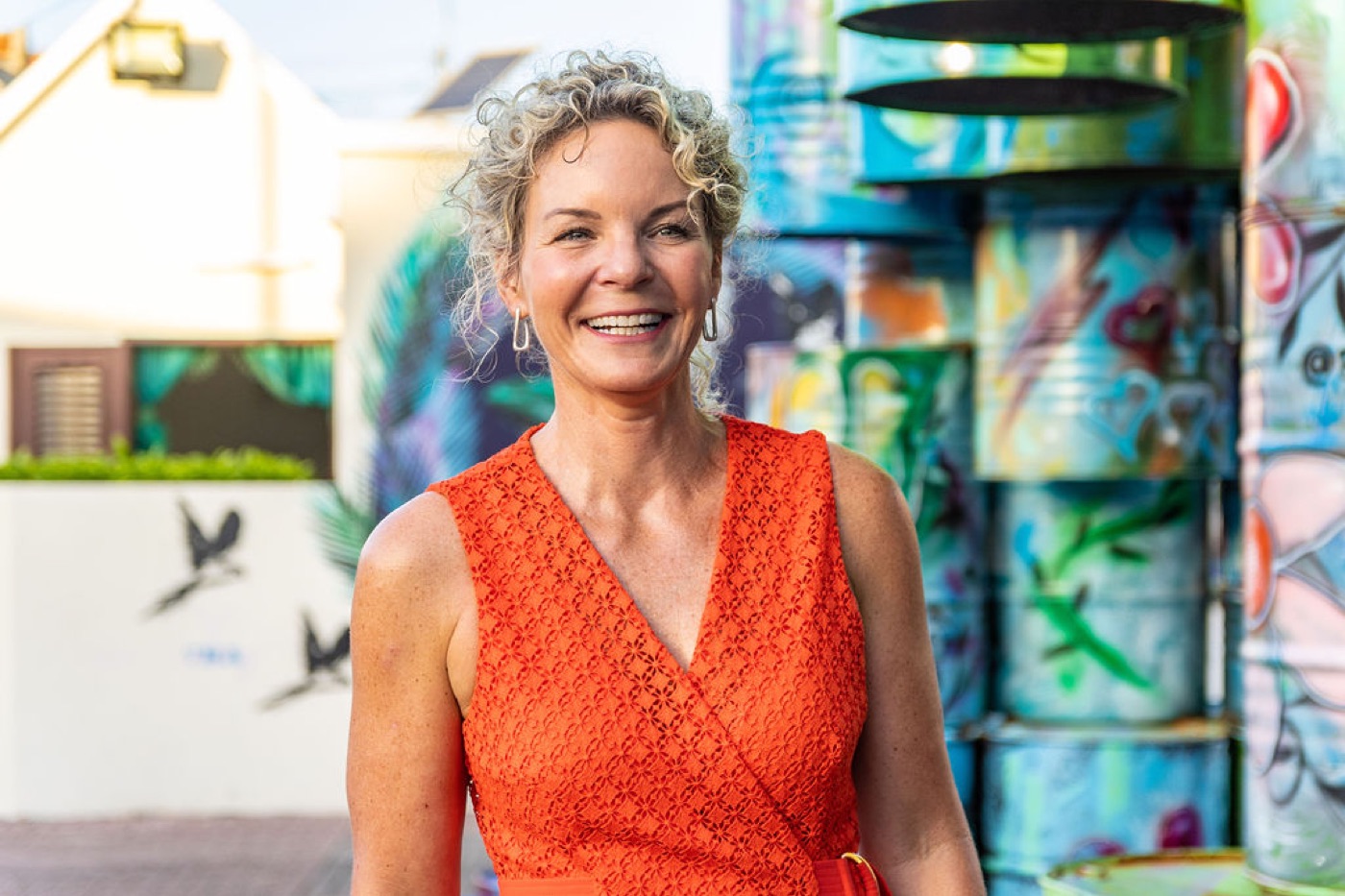 Daisy Kuipers, specialist in ouders werven voor de kinderopvang, lachend voor een muurschildering