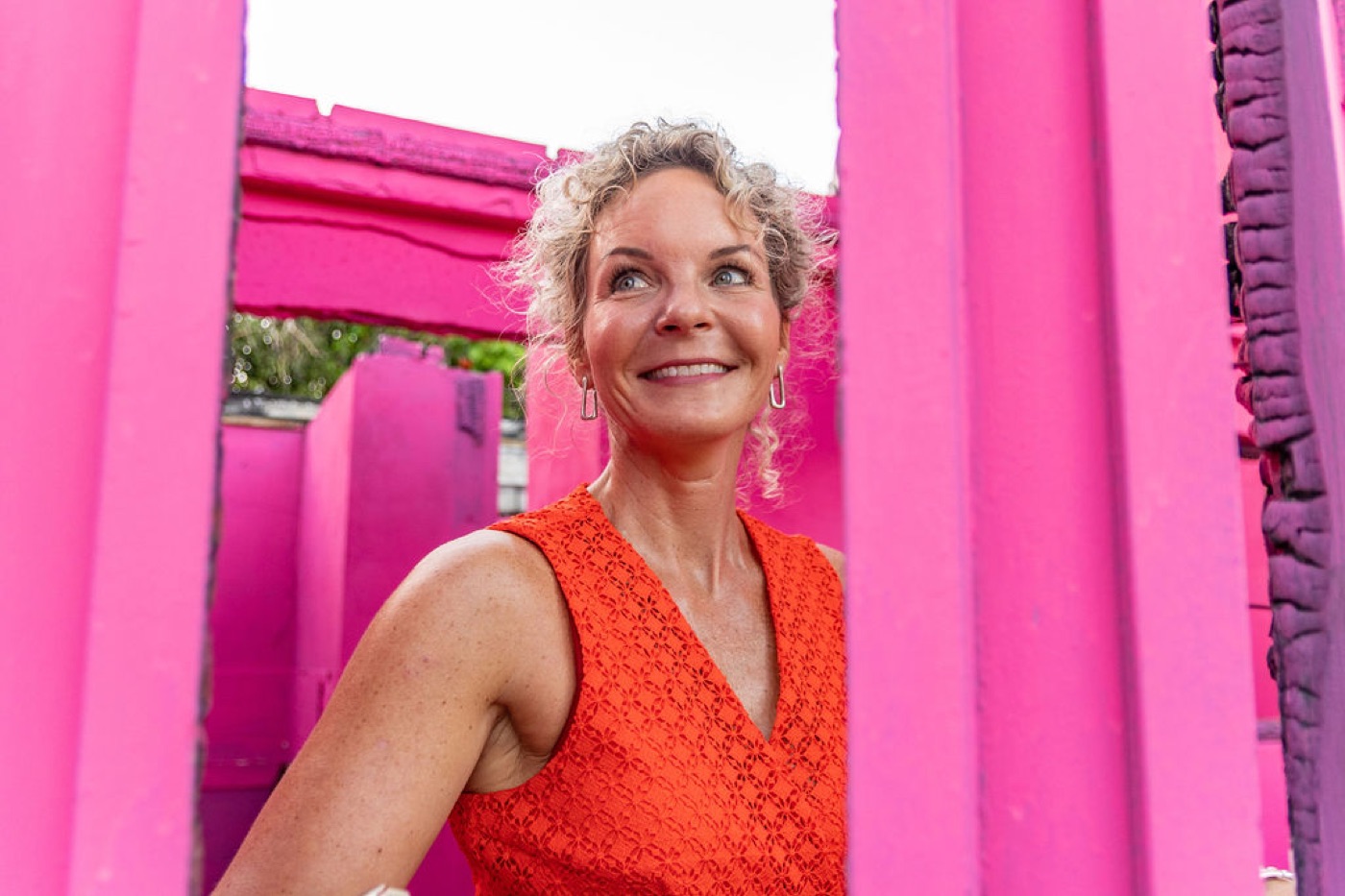 Daisy Kuipers, specialist in personeelsbehoud in de kinderopvang, in een roze kader