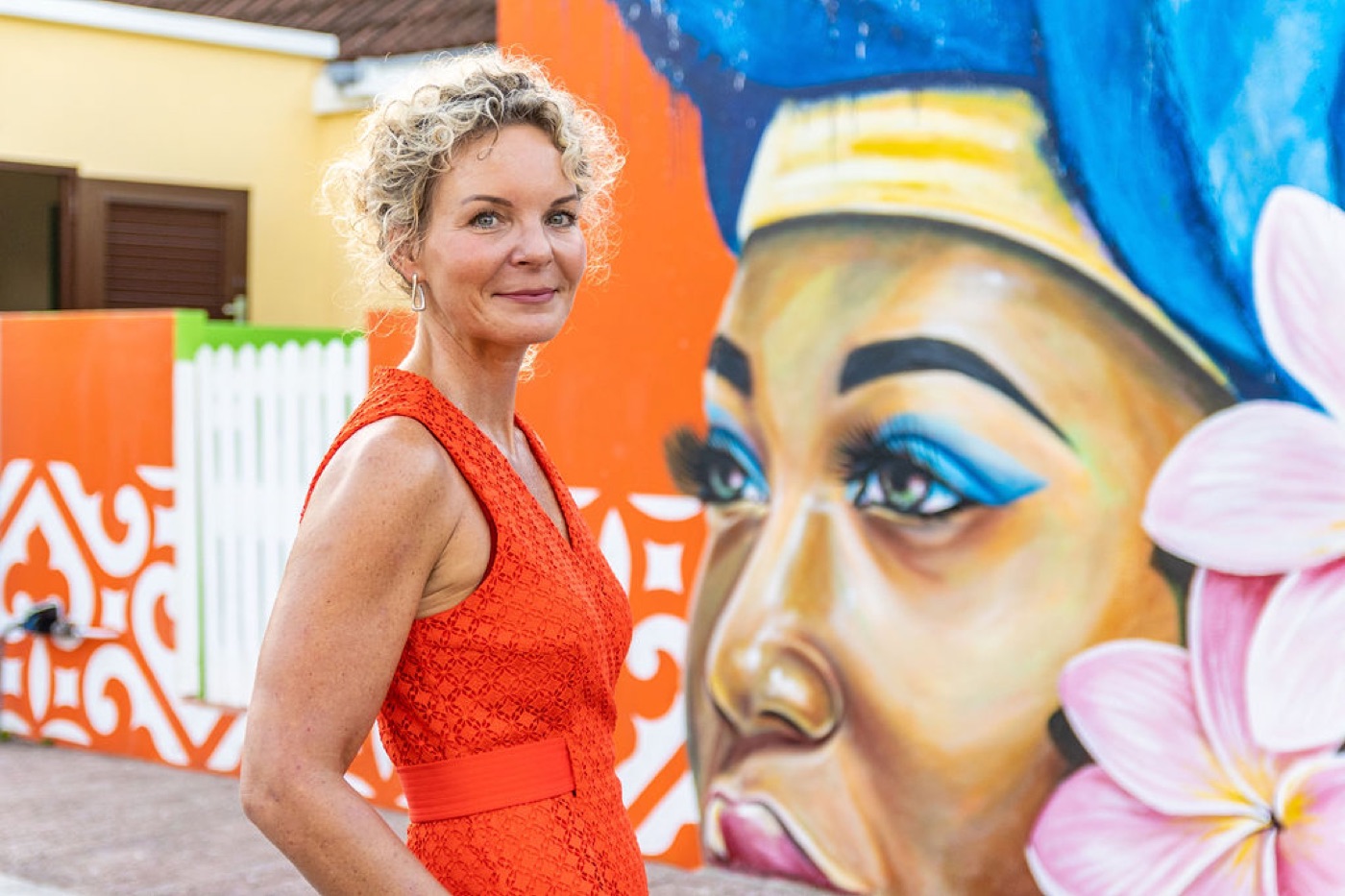 Daisy Kuipers, spreker voor de kinderopvang, voor een muurschildering